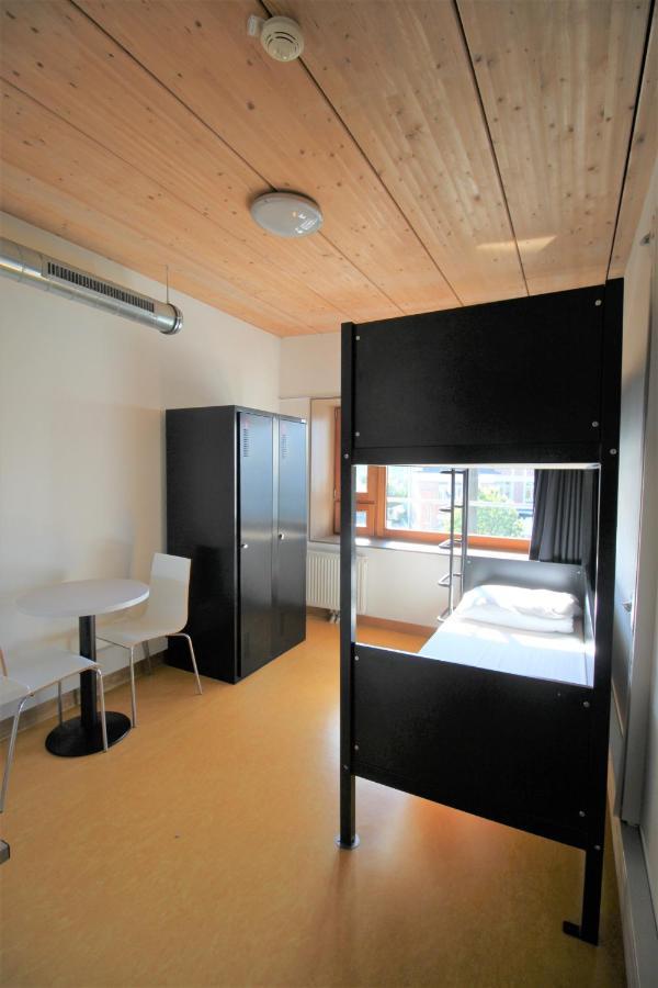 Zimmer mit 2 Etagenbetten und eigener Dusche – Gemeinschafts-WC