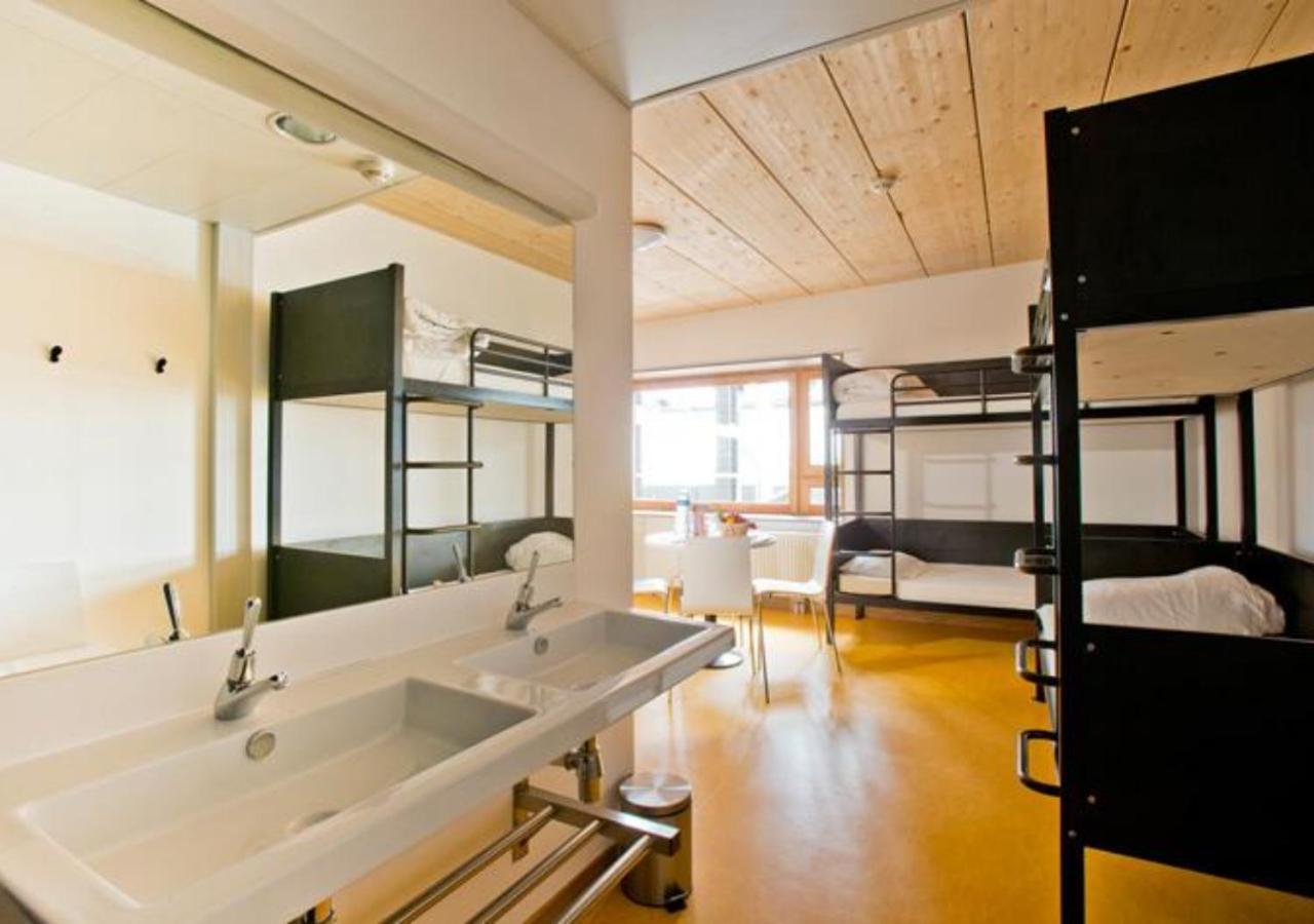 Zimmer für 6 Personen mit Dusche – Gemeinschafts-WC